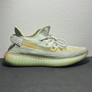 Yeezy Boost 350 V2 Hyperspace